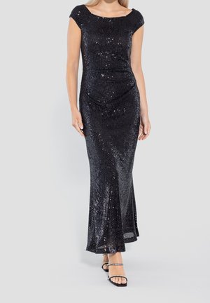 Robe de soirée noire à sequins avec une silhouette ajustée, des manches courtes et un design longueur sol, présentant un tissu texturé et un drapé lisse.