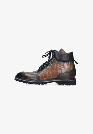 Braune Leder-Stiefeletten mit einem strukturierten Krokodilmuster, schwarzen Schnürsenkeln und einem kontrastierenden dunkelgrünen Panel an der Ferse. Dicke Gummisohle.