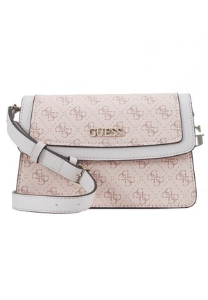 Hellrosa Guess Umhängetasche mit durchgehendem Logo-Muster, weißem verstellbarem Riemen und metallischem Guess-Logo auf der Frontklappe.