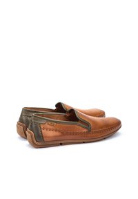 Bruine leren instapschoenen met geperforeerd ontwerp, olijfgroene accenten, stikdetails en een flexibele rubberen zool.