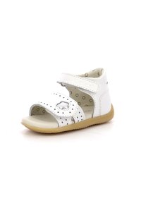 Sandalia infantil de cuero blanca con puntera abierta, tira de velcro, diseño perforado y suela de goma beige. Forrada con un interior estampado.