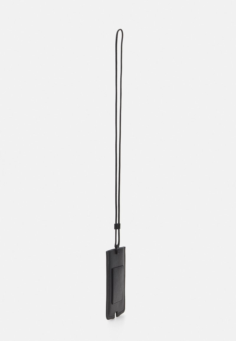 Tarjetero de cuero negro con una correa ajustable y fija. Presenta una superficie texturizada y un diseño recortado en la parte inferior. Forma simple y moderna.