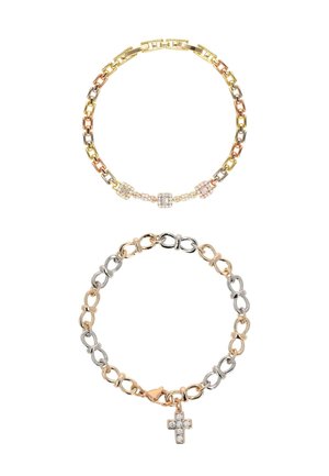 Twee kettingarmbanden: één in drie kleuren met vierkante diamantaccenten, de andere met zilveren en gouden schakels en een kleine kruisbedel bezet met diamanten.