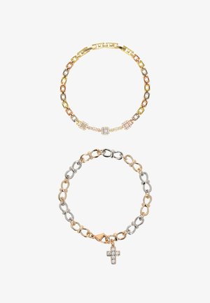 Două brățări din lanțuri: una tricoloră cu accente pătrate de diamant, cealaltă cu zale argintii și aurii și un charm mic în formă de cruce cu diamante.