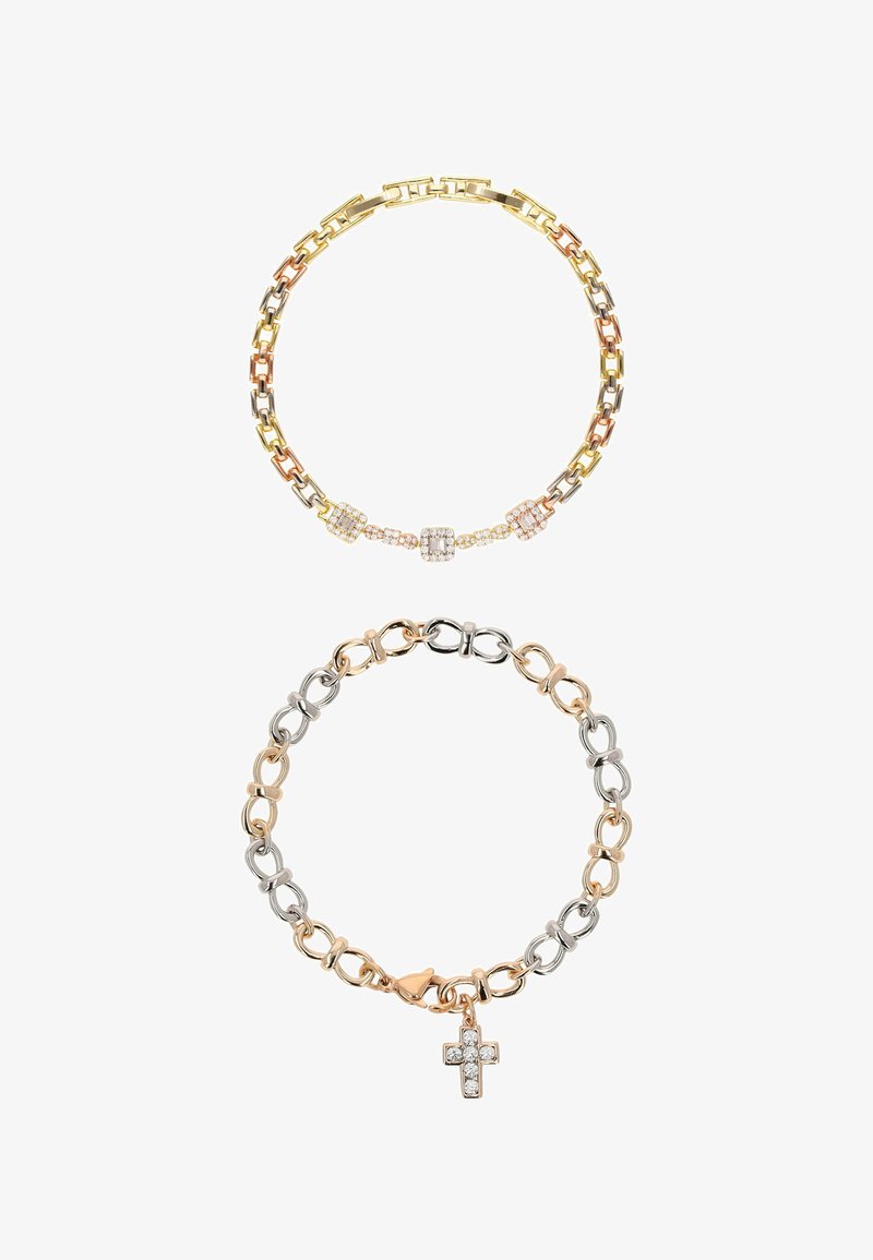 To armbånd med kæder: det ene tre-farvet med firkantede diamantdetaljer, det andet med sølv- og guldlænker og en lille korsvedhæng med diamanter.