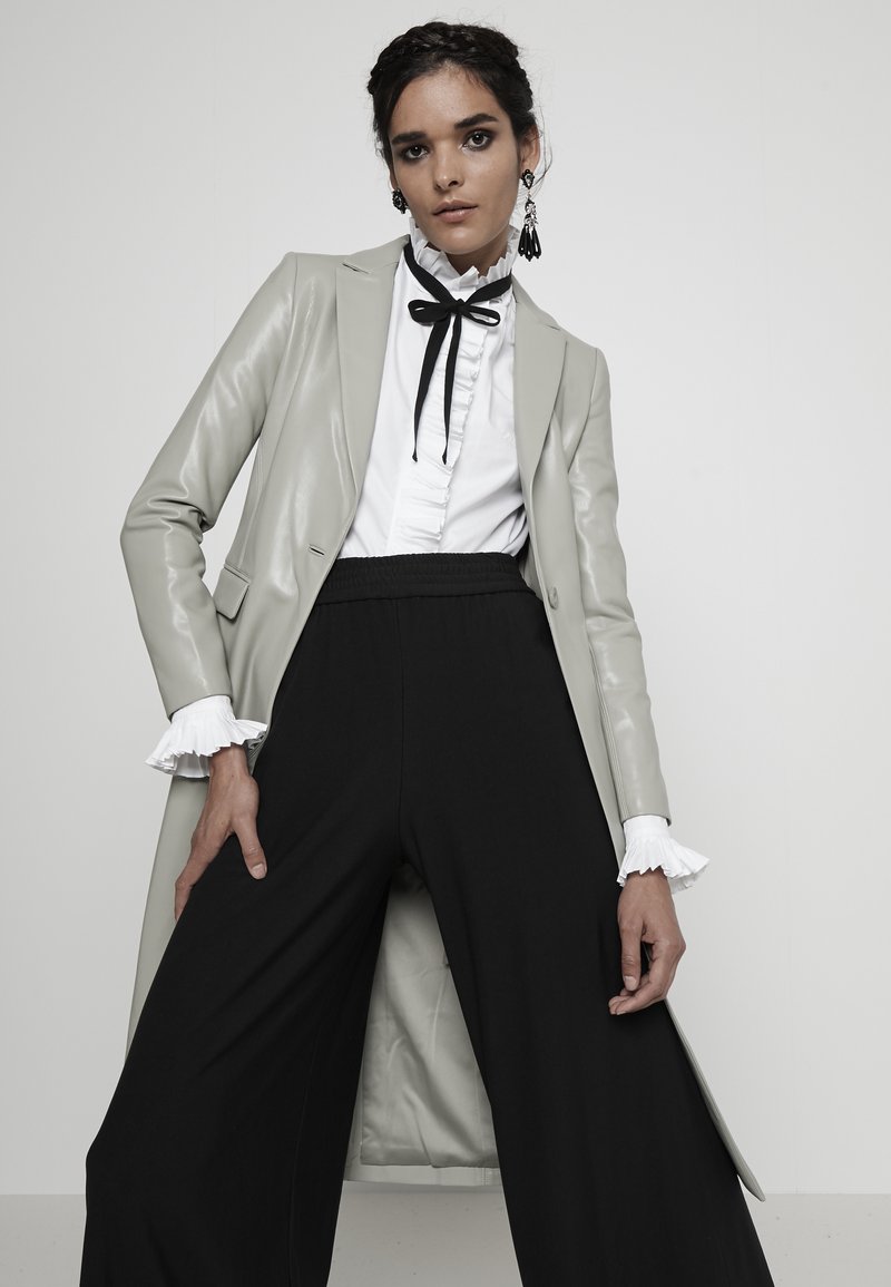 Damen Bekleidung | Alice + Olivia KENLEY PALAZZO PANT Stoffhose black/schwarz - HT84192 Damen Bekleidung | Alice + Olivia KENLEY PALAZZO PANT Stoffhose black/schwarz - HT84192