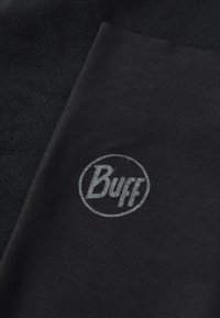 Tissu noir au toucher doux, avec le logo circulaire "Buff" en gris. Le matériau semble lisse avec une légère brillance.