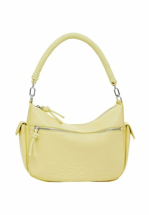 Borsa a tracolla gialla in pelle con manico testurizzato, scomparti con zip e logo impresso. Presenta una forma curva e tasche laterali.