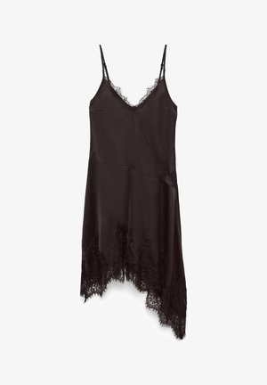 Musta satiinimekko, jossa säädettävät olkaimet, pitsireunus helmassa ja sileä pinta. Epäsymmetrinen muotoilu ja rento istuvuus.