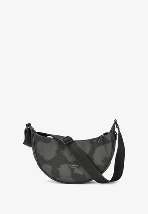 Borsa a spalla in tessuto nero con forma arrotondata, caratterizzata da un sottile motivo astratto, tracolla regolabile e dettaglio del logo sul davanti.