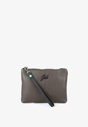 Pochette da polso in pelle marrone con trama, con cinturino nero e cerniera argento, con logo "Gabs" nero sulla parte anteriore.