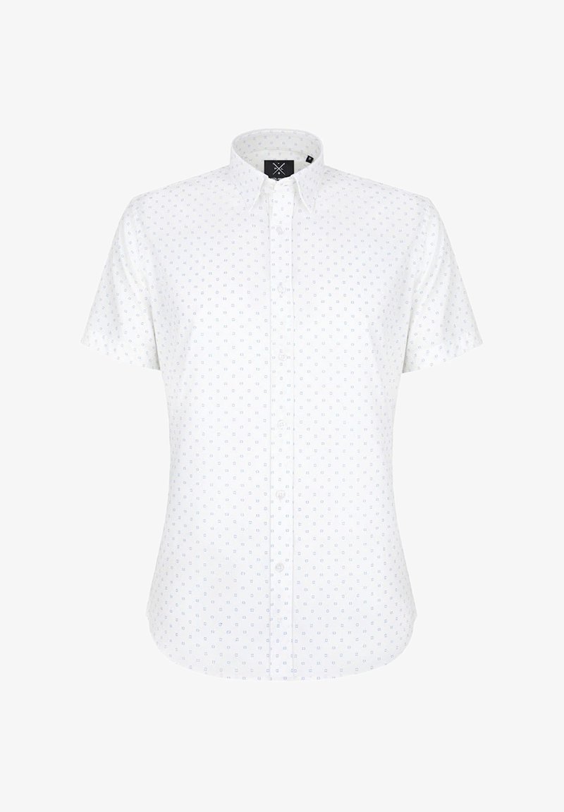 Koszula z krótkim rękawem, biała z delikatnym niebiesko-szarym wzorem. Klasyczny kołnierzyk i zapięcie na guziki z przodu. Gładka tekstura materiału.