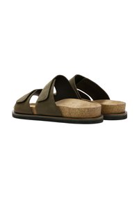 Sandali in pelle verde oliva con soletta in sughero, caratterizzati da due ampie cinghie e una suola leggera per il massimo comfort. Design minimalista.