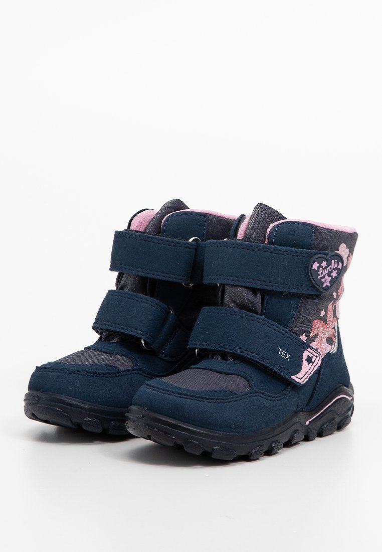 Blaue und rosa Kinderstiefel mit Klettverschlüssen, aus weichem Stoffmaterial mit Gummisohle und einem Grafikdesign von einem Bären und Sternen.