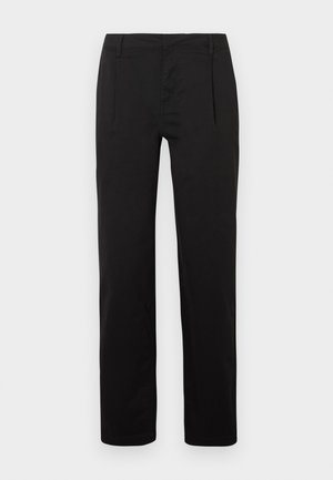 Czarne spodnie o prostym kroju nogawki, z gładką fakturą, plisami z przodu i standardowym pasem. Bez wyraźnych wzorów ani ozdób.