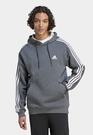Sudadera gris con logo blanco de Adidas y tres franjas blancas en las mangas. Cuenta con capucha con cordón y bolsillo frontal. Textura suave.