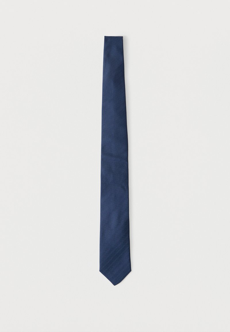 Μακρύ ανδρικό γραβάτα σε σκούρο μπλε χρώμα με λεπτό υφαντό μοτίβο, τοποθετημένο επίπεδα σε λευκό φόντο.