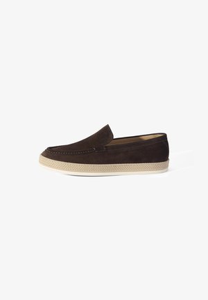 Dunkelbrauner Wildleder-Slipper mit geflochtener beiger Zwischensohle und weißer Gummiaußensohle, seitlich auf weißem Hintergrund gezeigt.