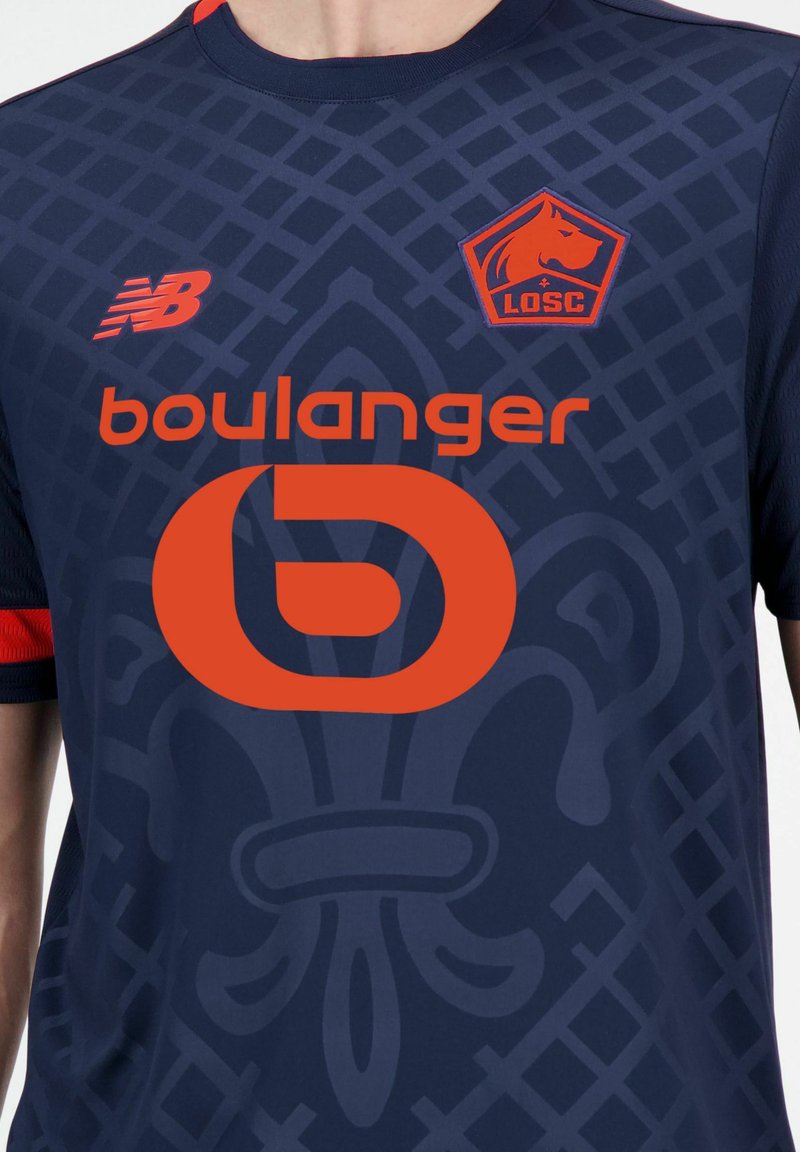 Jersey deportivo azul marino con un patrón texturizado, con un logo rojo y detalles en rojo, y la palabra "boulanger" en letras gruesas naranjas en la parte frontal.