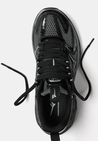 Czarne buty sportowe z siateczkową cholewką z błyszczącymi akcentami, okrągłym noskiem i płaskimi czarnymi sznurówkami. Podeszwa zapewnia teksturowany chwyt.