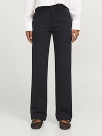 Pantalon large navy en tissu lisse, doté de poches lat�érales et d'une ceinture plate. Associé à des ballerines noires en mesh.