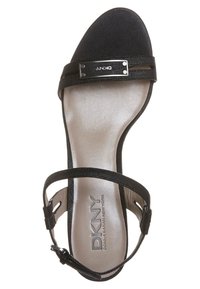 Czarne sandały z cienkimi paskami i teksturowaną cholewką. Posiadają srebrną tabliczkę z logo oraz lśniącą srebrną wkładkę. Otwarty czubek.
