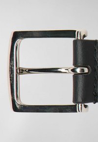 Cintura in pelle nera con una fibbia rettangolare in argento. La fibbia presenta una finitura lucida e un perno per la chiusura, evidenziando il suo design elegante.