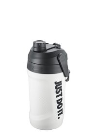 Bottiglia d'acqua in plastica bianca con impugnatura testurizzata, coperchio nero e beccuccio ribaltabile. Presenta la scritta "JUST DO IT." stampata in grassetto di colore nero.