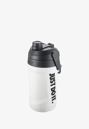 Witte plastic waterfles met een gestructureerde grip, zwart deksel en flip-top tuit. Heeft "JUST DO IT." gedrukt in vette zwarte letters.