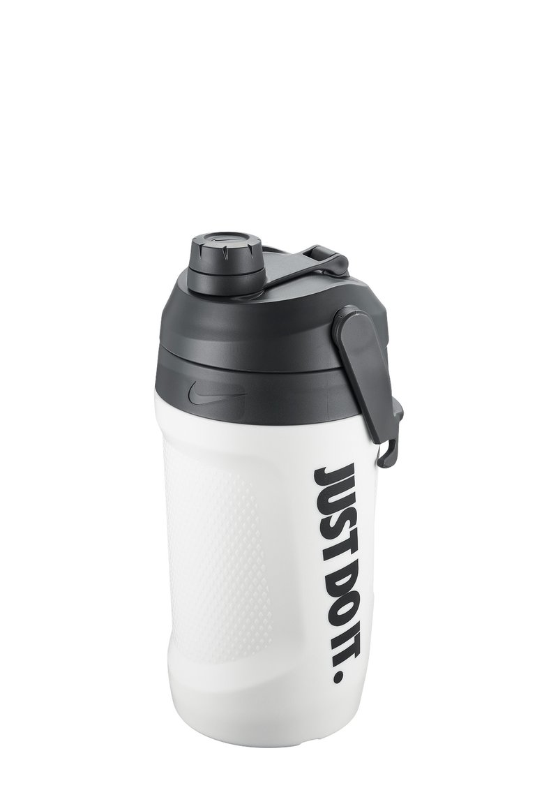 Bottiglia d'acqua in plastica bianca con impugnatura testurizzata, coperchio nero e beccuccio ribaltabile. Presenta la scritta "JUST DO IT." stampata in grassetto di colore nero.