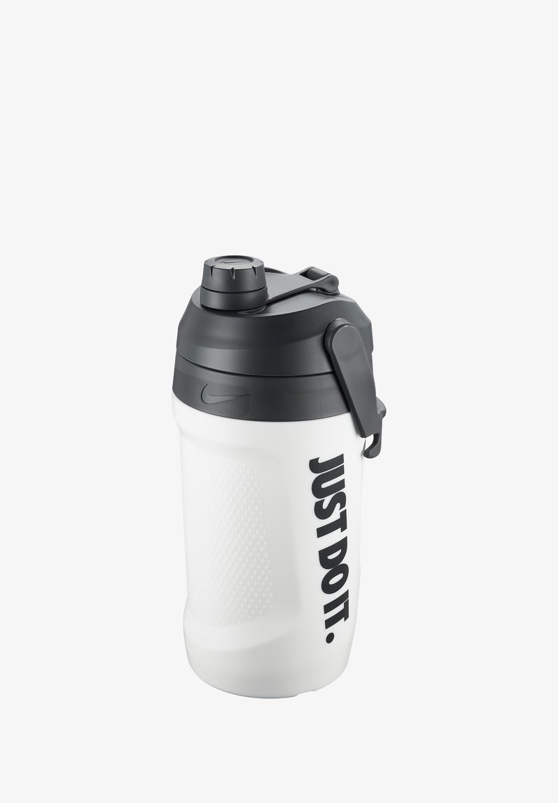 Bottiglia d'acqua in plastica bianca con impugnatura testurizzata, coperchio nero e beccuccio ribaltabile. Presenta la scritta "JUST DO IT." stampata in grassetto di colore nero.