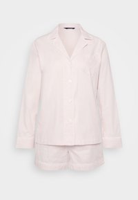 Lys rosa bomull pysjamas sett med langermet skjorte med knapper, featuring en brystlomme og matchende shorts.