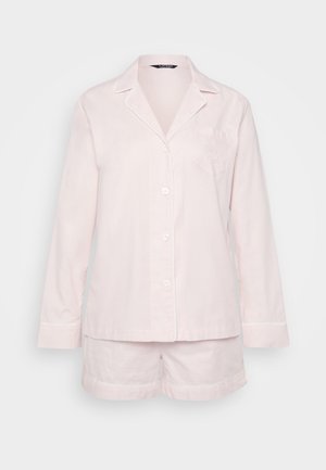 Jasnoróżowy zestaw piżam z bawełny, składający się z koszuli z długim rękawem z guzikiem, posiadającej kieszonkę na piersi oraz dopasowanych szortów.