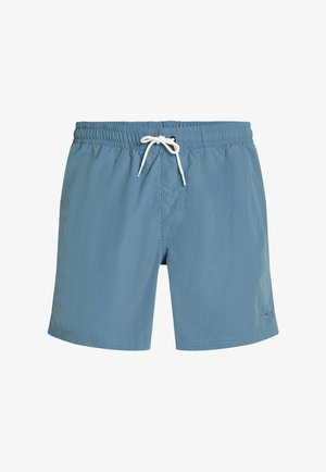 Šviesiai mėlyni plaukimo šortai iš lengvos medžiagos, su elastinga juosmens juosta ir baltu raišteliu, turi šonines siūlių kišenes.