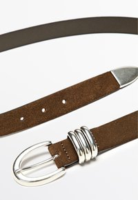 Brunt ruskindsbælte med en metallisk sølvspænde med tre cirkulære accenter, glat tekstur og enkelt, lige design.