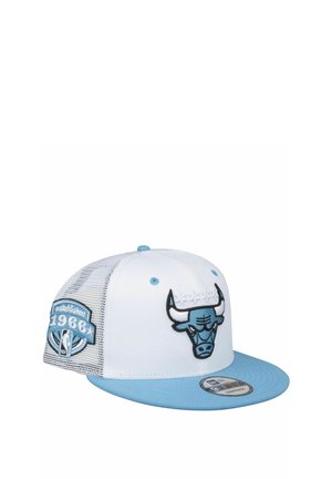 Weiß und hellblaues Baseballcap mit Chicago Bulls Logo vorne und "established 1966" NBA-Aufnäher am seitlichen Mesh-Einsatz.