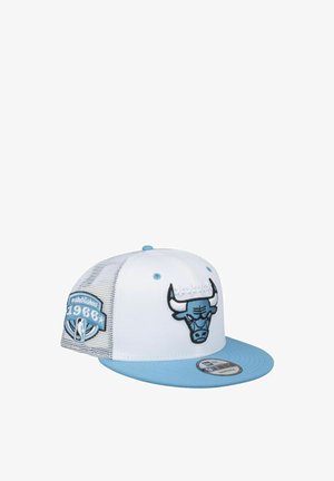 Weiß und hellblaues Baseballcap mit Chicago Bulls Logo vorne und "established 1966" NBA-Aufnäher am seitlichen Mesh-Einsatz.