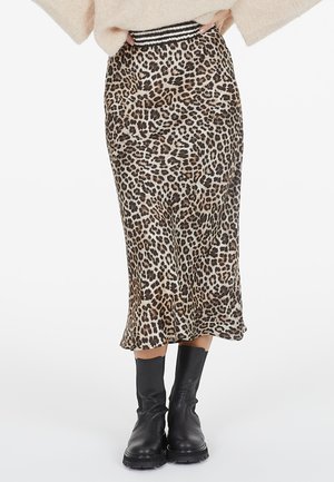 Leopardenmuster Midi-Rock mit glatter Textur und einem schwarz-weißen gestreiften Taillenbund. Das Design hat einen ausgestellten Saum, der Bewegung verleiht.