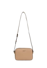 Bolso bandolera rectangular beige con cuero sintético texturizado, borde negro y correa ajustable. Cuenta con un logo dorado en la parte frontal.