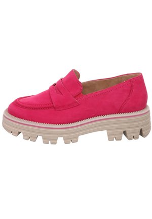 Lyserøde ruskinds-loafers med en bred remaccent, chunky tekstureret sål og beige bund. Har en rund tå og slip-on design.