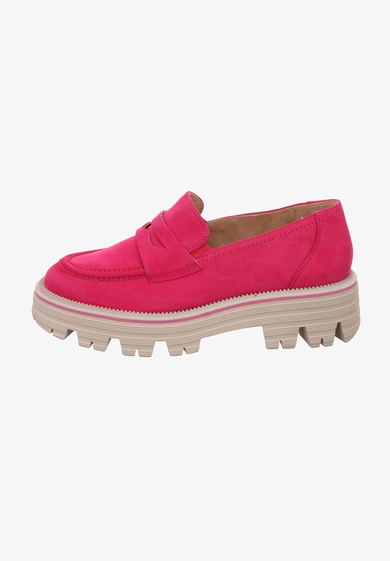 Mocassins en daim rose avec une large sangle décorative, semelle épaisse texturée et base beige. Caractéristiques : bout arrondi et design à enfiler.