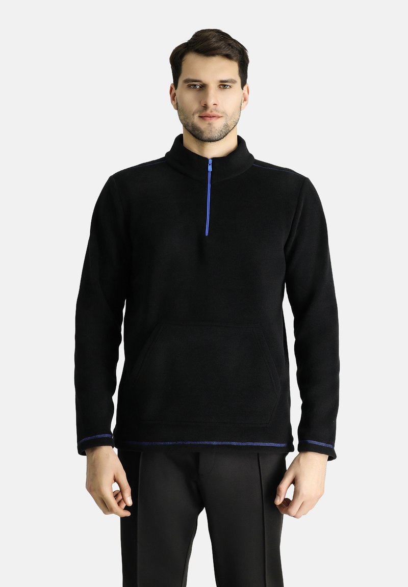 Sudadera de forro polar negra con un cuello alto, medio cierre frontal, bolsillo tipo pouch en la parte delantera y acentos de costura azul en el dobladillo y los puños.