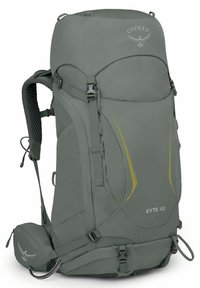 Mochila Osprey Kyte 48 en verde apagado, con correas ajustables, acolchado de malla y líneas de acento amarillas para una mayor visibilidad.