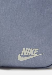 Nike Sportswear Axelremsväska - blue