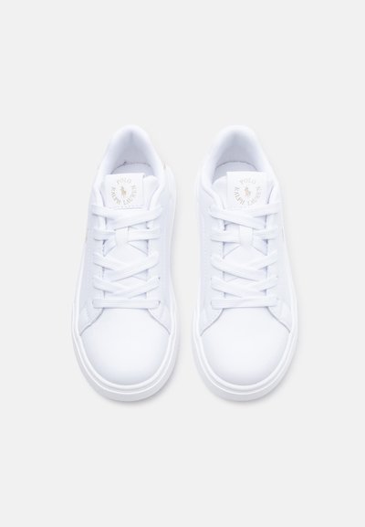 Par hvite Polo Ralph Lauren-sneakers med lisser, sett ovenfra på en ensfarget hvit bakgrunn.