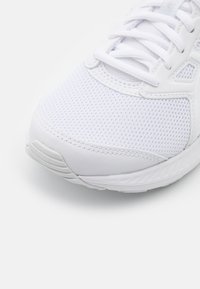 ASICS JOLT 4 - Chaussures de running sur route - white/pure silver