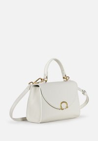 Sac à main en cuir blanc avec un design structuré, présentant un rabat arrondi, des garnitures dorées et une bandoulière amovible.