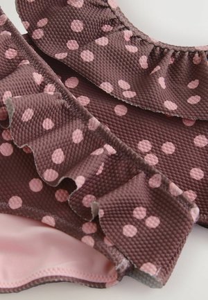Brun bikini sæt med hvide prikker, lavet i tekstureret stof, med flæse detaljer og en pink foring i bikiniunderdelen.