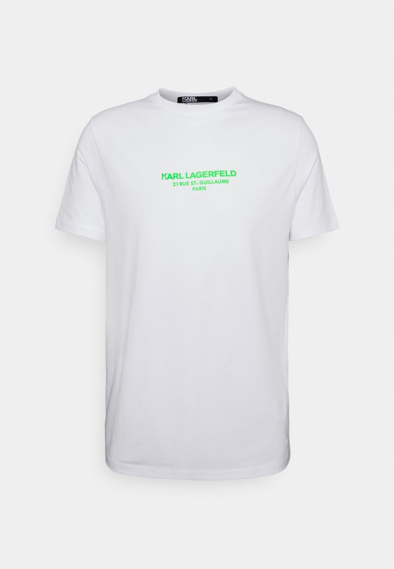 Camiseta de algodón blanca con cuello redondo y mangas cortas, que presenta un texto en verde neón que dice "KARL LAGERFELD 21 RUE ST-GUILLAUME PARÍS."