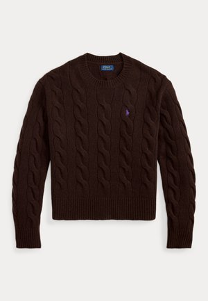 Pull à manches longues marron foncé à maille torsadée avec col rond et petit logo brodé violet sur la poitrine gauche.